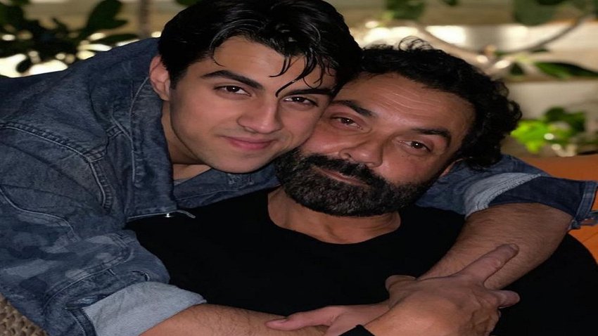 बॉबी का कहना था कि उन्हें उसी पल लगा कि उन्हें खुद को बदलना होगा और काम मांगना सीखना होगा। कोई आकर काम नहीं देगा।