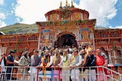 उत्तराखंडः चुनाव से पहले बीजेपी की मुश्किलें बढ़ीं, चारधाम के पुरोहितों ने मंत्रियों के घरों का घेराव कर किया शीर्षआसन