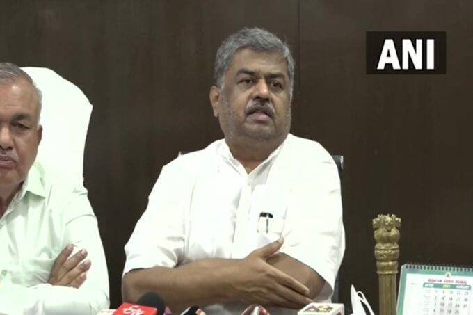 कांग्रेस नेता बीके हरिप्रसाद ने चेताया है कि इंदिरा कैंटीन का नाम बदला तो कड़ा प्रतिरोध होगा। (फोटो- एएनआई)