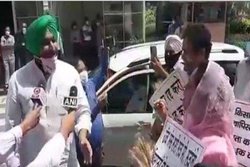 संसद के गेट पर ही भिड़ गए कांग्रेस सांसद और हरसिमरत कौर बादल, बोले- किसानों के नाम पर ड्रामा न करें