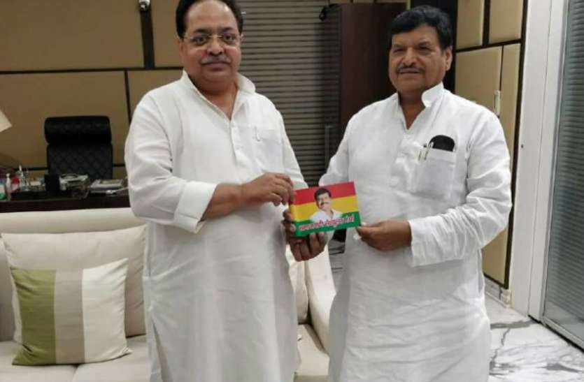 पार्टी के दो फाड़ होने पर सपा के प्रवक्ता ने एबीपी न्यूज से कहा था कि रामगोपाल हमेशा से नकारात्मक व्यक्ति रहे हैं।( ‘इनकी आराम तलबी से सपा नहीं बनी राष्ट्रीय पार्टी’, जब पिता मुलायम मंच से ही गिनाने लगे थे अखिलेश यादव की कमियां )