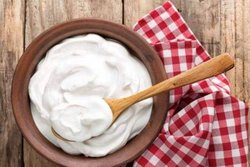 बारिश के मौसम में त्वचा के लिए फायदेमंद है दही, पिंपल्स और टैनिंग की समस्या को दूर करने लिए इस तरह करें इस्तेमाल