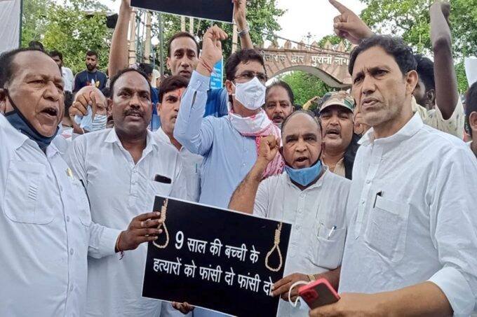 आरोपियों को जल्द सजा देने की मांग करते कांग्रेस कार्यकर्ता। फोटो- ट्विटर INC