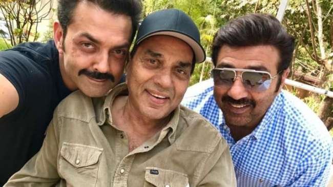 बॉलीवुड सिनेप्लिक्स से बात करते हुए बॉबी ने बताया था कि सनी देओल सेट पर बड़े भाई कम हैडमास्टर ज्यादा लगते थे। ( ये भी पढ़ें : जब बॉबी देओल से ट्विंकल के पति अक्षय कुमार हो गए थे नाराज)
