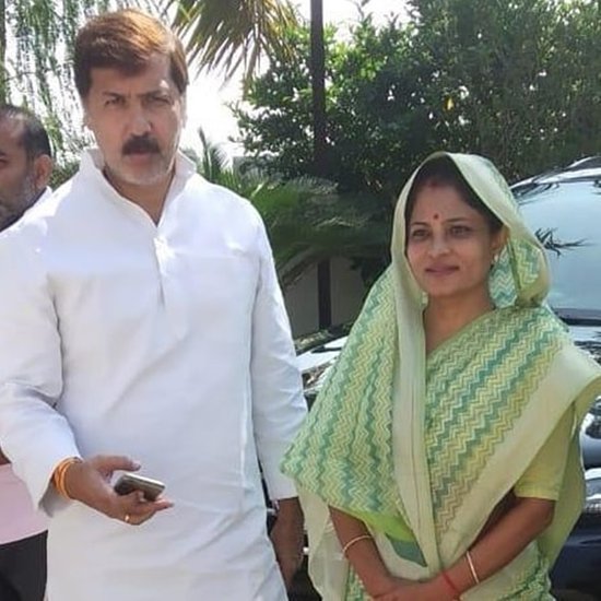 Dhananjay Singh- बाहुबली नेता धनंजय सिंह ने तीन शादियां की हैं। पहली पत्नी की मौत के बाद धनंजय सिंह ने दूसरी शादी की थी। पहली पत्नी का नाम मीनू सिंह था। वहीं दूसरी पत्नी से उनका तलाक हो गया गया था। उनकी दूसरी पत्नी का नाम जागृति सिंह था। इसके बाद उन्होंने तीसरी शादी की थी। उनकी तीसरी पत्नी का नाम श्रीकला रेड्डी है। तस्वीर में उनके साथ उनकी तीसरी पत्नी हैं। (All Images: Social Media, Indian Express Archieve)