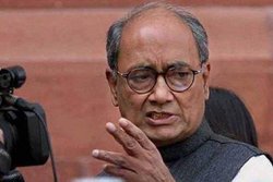 कांग्रेसियों पर चली वॉटर कैननः बोले दिग्विजय- जब-जब शिवराज, मोदी-शाह डरते हैं, पुलिस को आगे करते हैं; लोग करने लगे ऐसे कमेंट्स