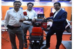 Evtric Motors ने लॉन्च किया इलेक्ट्रिक स्कूटर, 3 घंटे में फुल चार्ज होकर 110 किलोमीटर की ड्राइविंग रेंज