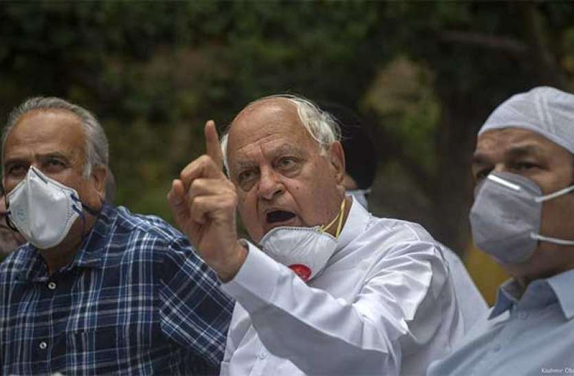 फारूख बेहद गुस्से में आ गए और चिल्लाते हुए कहा कि आपकी हिम्मत कैसे हुई ये पूछने की। बार-बार एक सवाल पूछते हैं। आपके सिर में एक डिज़ीज पैदा हो गई है। (स्मृति ईरानी और डिंपल यादव के बीच इस बात पर हो गई थी बहस, महिला नेत्रियों ने खूब निकाली थी भड़ास )