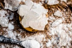 सांसों की बदबू को दूर करने के साथ ही स्किन टाइटनिंग में भी मददगार है फिटकरी, जानिये अन्य&nbsp;फायदे