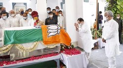 कल्याण सिंह के पार्थिव शरीर पर तिरंगे के ऊपर दिखा बीजेपी का झंडा, जेपी नड्डा से सवाल पूछने लगे लोग