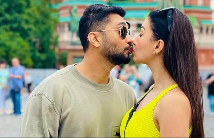 एक्ट्रेस और मॉडल गौहर खान (Gauhar Khan) ने साल 2002 में बतौर मॉडल अपने करियर की शुरुआत की थी। गौहर की बहन निगार खान (Nigar Khan) भी एक्ट्रेस रह चुकी है। दोनों का एक शो 'खान सिस्टर्स' (Khan Sisters) भी आ चुका है। फिल्मों से लेकर टेलीविजन और म्यूजिक वीडियो तक में काम कर चुकी गौहर बिग बॉस विनर रह चुकी हैं। गौहर ने खुद से 12 साल छोटे जैद से शादी की है, जबकि जैद से पहले उनके दो अफेयर रह चुके थे।