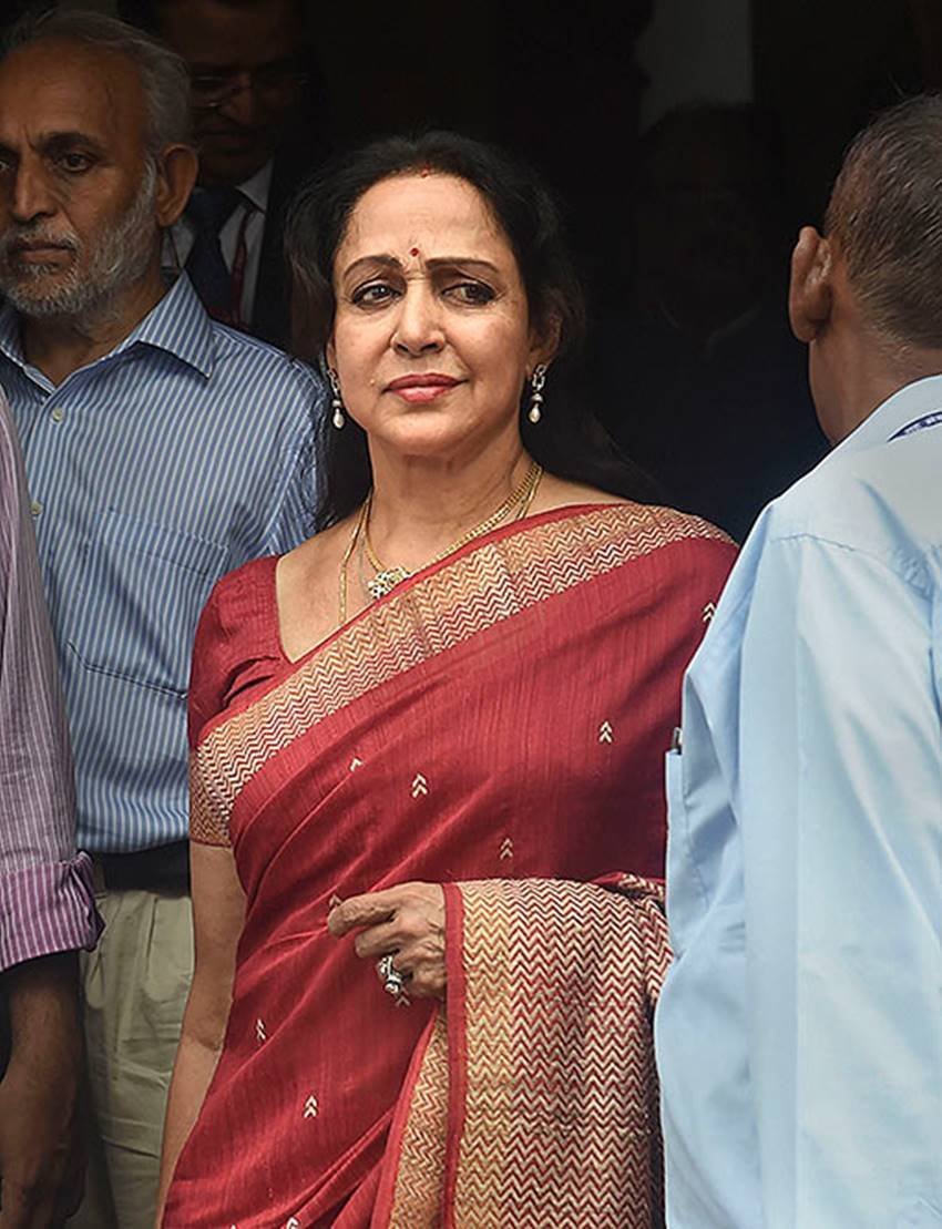 हेमा मालिनी कहती हैं कि बच्चे जब बड़े हो रहे होते हैं, तो वह न स़िर्फ बदलाव के दौर से गुज़रते हैं, बल्कि पैरेंट्स के मन में भी बहुत कुछ चलता रहता है। उन्हें लगता है कि बच्चे उनसे ज़्यादा दोस्तों के साथ व़क्त बिता रहे हैं।