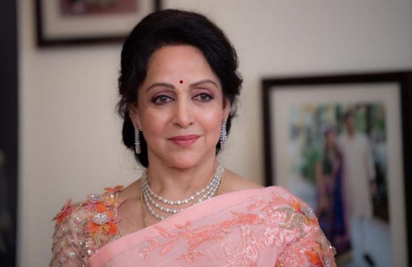हेमा ने बताया था कि उनकी नेलपॉलिश को छुड़ाने के लिए ईशा नेलपॉलिश रिमूवर लेकर आती थी और जब तक उसे छुडा़ नहीं लेती थी वह शांत नहीं रहती थी।