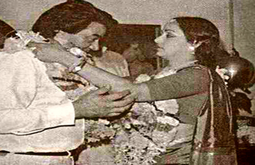 शादी के बाद धर्मेंद्र की मां उनसे पहली बार स्टूडियो में मिलने आई थीं। हेमा धर्मेंद्र के घर कभी नहीं गई हैं। (All PHotos: Social Media)