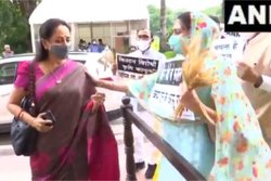 ‘SAD’ की हरसिमरत ने जब BJP की हेमा को थमाई गेंहू की बाली, पुराने फोटो शेयर कर बोले यूजर्स ने कहा- ये वही मोहतरमा, जो मथुरा में चॉपर से धान काटने आई थीं