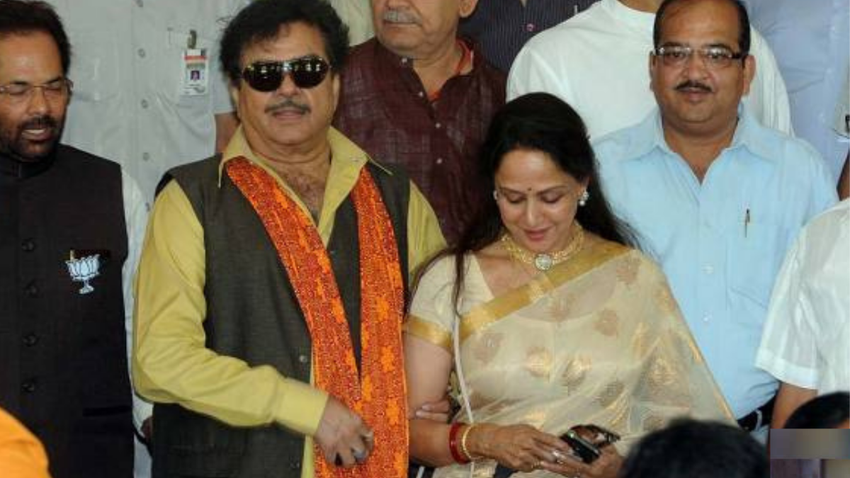 बॉलीवुड की ड्रीमगर्ल हेमा मालिनी (Hema Malini) जब बीजेपी (BJP) में आईं तो उनके साथी कलाकार शत्रुघ्न सिन्हा (Shatrughna Sinha) भी बीजेपी में थे। हेमा- धर्मेंद्र (Dharmendra) और शत्रुघ्न की के बीच पारिवारिक संबंध रहे हैं और कहा जाता है बीजेपी में हेमा को लाने वाले भी शत्रुघ्न सिन्हा ही थे, लेकिन अचानक से हेमा के साथी शत्रुघ्न ने बीजेपी छोड़ दी। शत्रुघ्न के बीजेपी से जाने के बाद हेमा ने क्या कहा था आइए जानें।