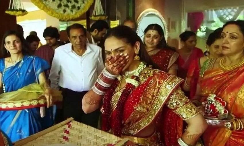 जब तक ईशा घर से विदा नहीं हो गईं हेमा मालिनी की आंखों से एक आंसू भी नहीं निकला।  लेकिन अगले दिन जब ईशा ने हेमा मालिनी को फोन किया तो वह खुद को रोक नहीं पाईं।  (यह भी पढ़ें: दो-दो शादी के बाद भी इस एक्ट्रेस पर दिल हार बैठे थे धर्मेंद्र, हेमा मालिनी ने लगा दी थी क्लास )