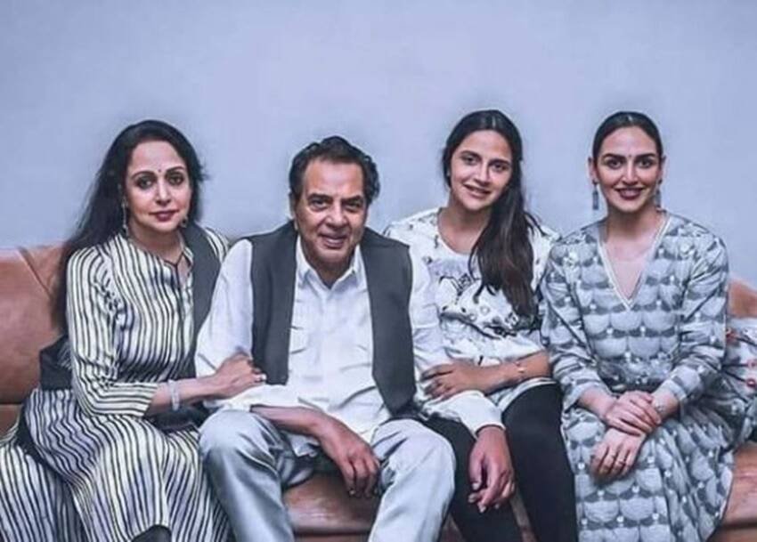 हेमा मालिनी जब शॉपिंग करके लौटीं तो बेटी और पिता को देख हैरान थीं। हेमा मालिनी को यकीन ही नहीं हो रहा था कि ये सब उनके पति धर्मेंद्र ने किया है। (यह भी पढ़ें: सनी देओल संग हिट रही थी जोड़ी, इन 6 एक्ट्रेसेज में कुछ का हुआ तलाक तो कोई रह गया कुंवारा )