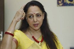 आप ओम बिरला जी से बात कीजिए – रेप के सवाल पर ऐसा रिएक्शन दे ट्रोल हुईं BJP MP हेमा मालिनी