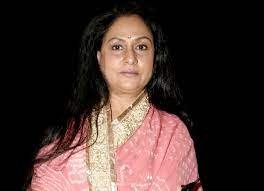 किताब के मुताबिक, अमिताभ ने फिर नाराजगी में कहा कि वह चावल नहीं खाते, वह रोटी आने का इंतजार कर लेंगे। इस पर जया का कहना था कि जब तक रोटिंया नहीं आती, तब तक वह चावल ही खा लें। ( इसे भी पढ़ें: अमिताभ बच्चन की बहू ऐश्वर्या के किसिंग सीन पर मिला था नोटिस)
