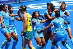 अपनी मुट्ठी में अपने हिस्से का आसमान – टोक्यो ओलंपिक में ऑस्ट्रेलिया को हराकर महिला हॉकी टीम ने रचा इतिहास तो लोग यूं जाहिर करने लगे खुशी