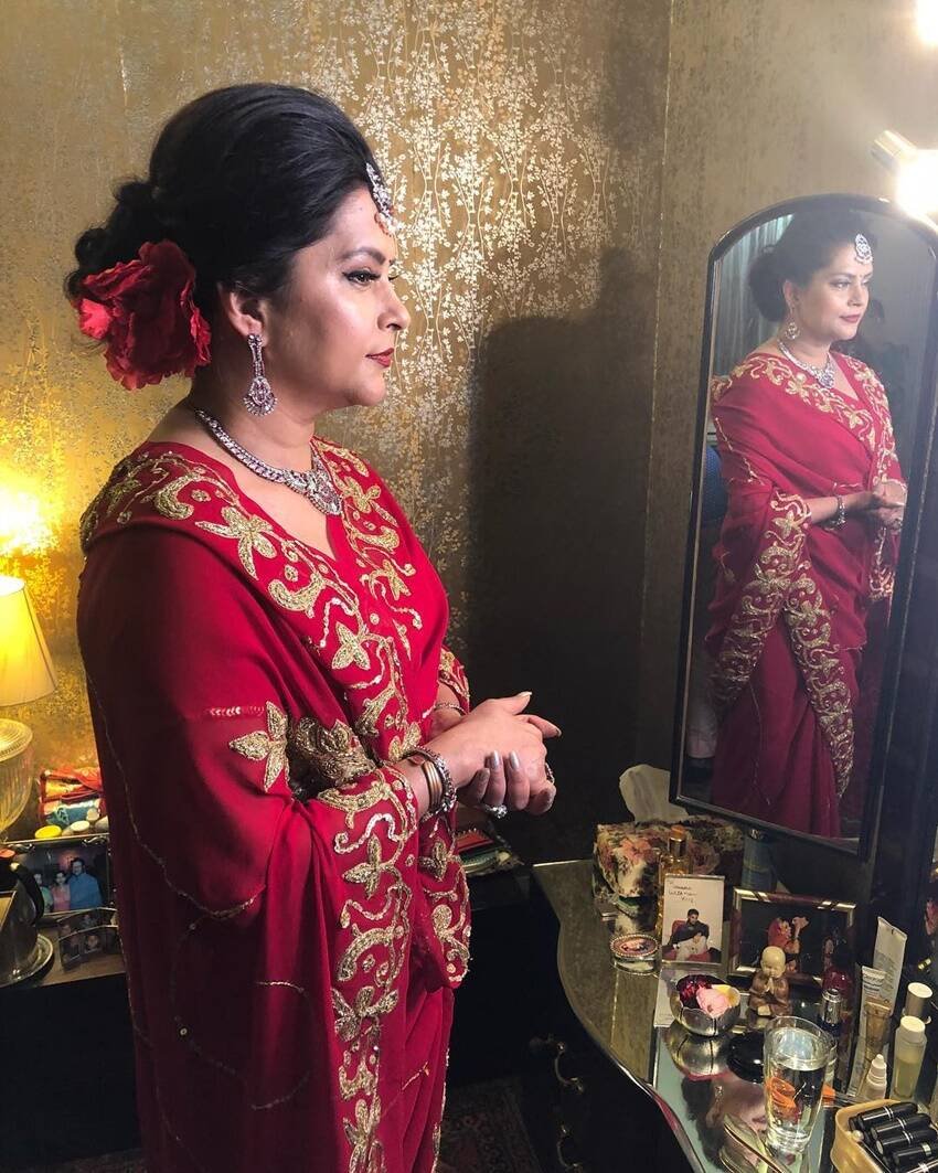 चित्रांगदा लाइमलाइट से दूर ही रहती हैं। उनकी शादी कश्मीर रियासत के राजपरिवार में हुई है। (यह भी पढ़ें: ज्योतिरादित्य सिंधिया के पास करीब 400 करोड़ की संपत्ति, पत्नी के नाम महज इतनी प्रॉपर्टी, प्रियदर्शनी राजे ने लिये हैं मां से 50 हजार रुपए उधार )