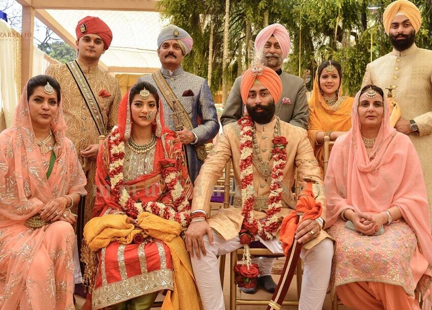 ज्योतिरादित्य सिंधिया की भतीजी मृगांका की शादी पंजाब के सीएम कैप्टन अमरिंदर सिंह के पोते निर्वाण सिंह से हुई है। अमरिंदर सिंह का परिवार पटियाला रियासत से ताल्लुक रखता है। (यह भी पढ़ें: जिस बंगले से उठी थी पिता माधवराव की अर्थी, उसी बंगले में शिफ्ट हो रहे ज्योतिरादित्य सिंधिया )