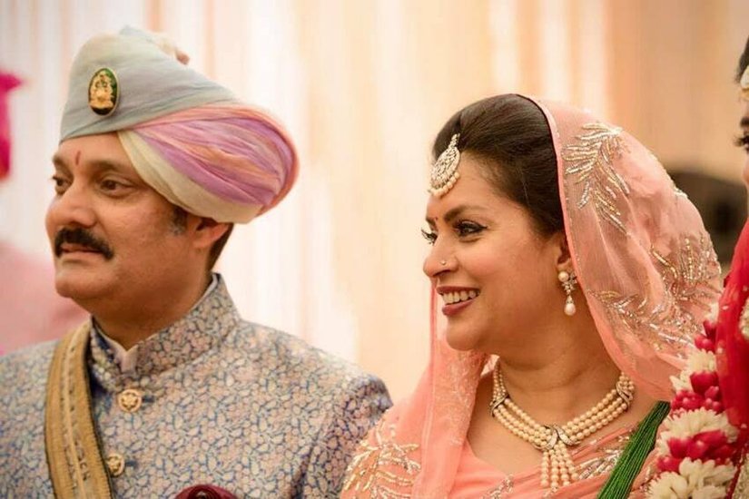शादी के बाद चित्रांगदा बहू बनकर कश्मीर रहने चलीं गई। यहां करीब 2 साल रहने के बाद वे अपने परिवार के साथ दिल्ली आ गईं। (यह भी पढ़ें: पत्नी के नाम ना घर ना गाड़ी, अरबों के मालिक हैं ज्योतिरादित्य सिंधिया, जानिए बुआ वसुंधरा राजे से हैं कितने अमीर )