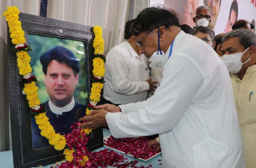 1980 से 2001 तक माधवराव सिंधिया उसी घर में रहे। 2001 में जब प्लेन क्रैश में उनका निधन हुआ तो उनकी अंतिम यात्रा इसी बंगले से निकली थी। ज्योतिरादित्य सिंधिया के लिए ये बंगला भावनात्मक रूप से काफी करीब है। (यह भी पढ़ें: दोनों बुआ की कुल संपत्ति से करीब 25 गुना ज्यादा है ज्योतिरादित्य सिंधिया की प्रॉपर्टी, जानिए किस पर कितना है कर्ज )