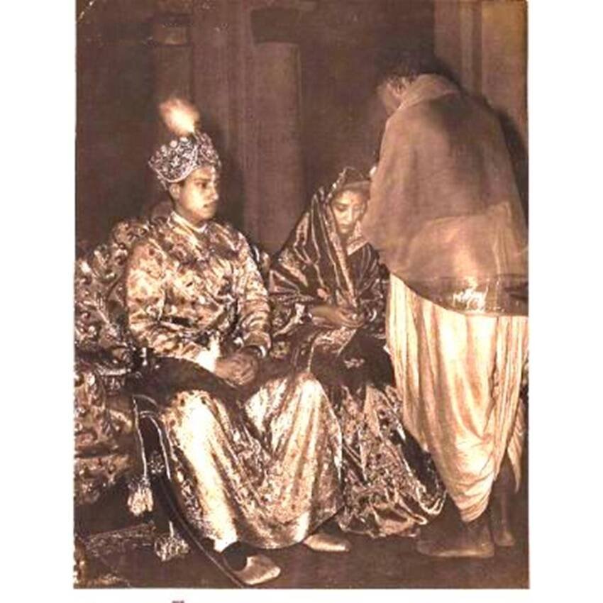 ज्योतिरादित्य सिंधिया की सबसे बड़ी बुआ का नाम पद्मावती राजे था। उनकी शादी त्रिपुरा राजघराने में किरीट बिक्रम किशोर देब बर्मन से हुई थी। 1964 में पद्मावती राजे का 22 साल की उम्र में निधन हो गया था।