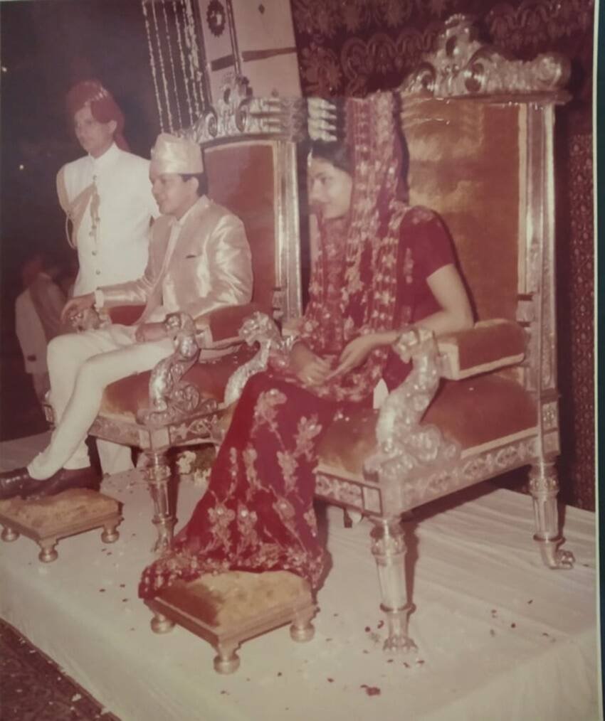 माधवराव की दूसरी बहन का नाम उषा राजे सिंधिया है। उषा राजे की शादी नेपाल के शाही राजघराने में हुई है। उषा राजे के पति का नाम शमशेर जंग बहादुर राणा है। राणा नेपाल के चर्चित राजनेता भी हैं। (यह भी पढ़ें: दोनों बुआ की कुल संपत्ति से करीब 25 गुना ज्यादा है ज्योतिरादित्य सिंधिया की प्रॉपर्टी, जानिए किस पर कितना है कर्ज )