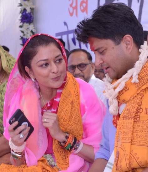 बड़ौदा राजघराने की राजकुमारी प्रयदर्शनी गायकवाड़ की शादी ज्योतिरादित्य सिंधिया से हुई है। ज्योतिरादित्य सिंधिया बीजेपी सांसद औऱ केंद्रीय मंत्री हैं। (यह भी पढ़ें: राजघराने में हुई है ज्योतिरादित्य सिंधिया की इकलौती बहन की शादी, जानिए क्या करते हैं बहनोई )