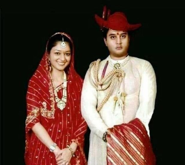 ज्योतिरादित्य सिंधिया बीजेपी की केंद्र सरकार में मंत्री हैं। सिंधिया राजघराने के ज्योतिरादित्य की शादी बड़ौदा राजघराने की प्रियदर्शनी राजे से हुई है।  (यह भी पढ़ें: 'ये तो मेरे लिए बनी हैं, इसी से करूंगा शादी', जब पहली नजर में ही प्रियदर्शिनी पर दिल हार बैठे थे ज्योतिरादित्य सिंधिया )