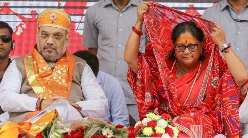 ज्योतिरादित्य सिंधिया की बुआ वसुंधरा राजे धौलपुर राजघराने की महारानी हैं। वह राजस्थान की सीएम रह चुकी हैं। राज्य में वसुंधरा राजे ने पार्टी से हटकर अपनी तगड़ी पैठ बना ली है।