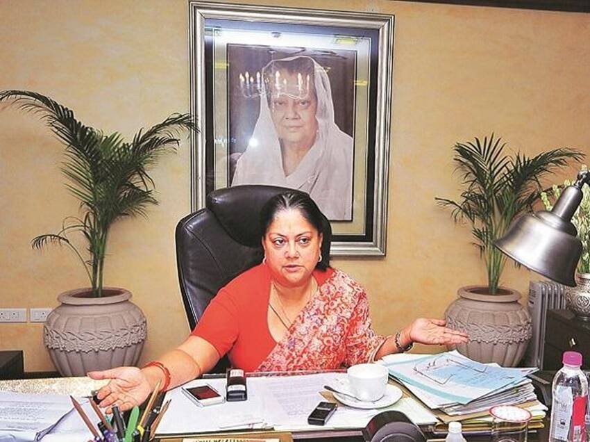 2018 में चुनाव आयोग को वसुंधरा राजे ने बताया था कि उनके पास करीब साढ़े चार करोड़ रुपए की कुल संपत्ति है। वसुंधरा राजे ने राजस्थान हाउसिंग बोर्ड से 5 लाख 33 हजार रुपए लोन लिये हैं। (यह भी पढ़ें: 22 साल में किसी की हो गई मौत तो किसी का हुआ तलाक, जानिए कौन हैं माधवराव की चारों बहनें )