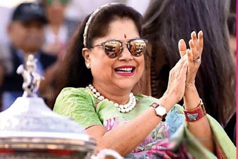 1.5 करोड़ के चाय के कप प्लेट को लेकर यशोधरा राजे से जब मीडिया ने सवाल किया तो उन्होंने साफ कहा कि इसमें हैरान होने वाली क्या बात है। हम लोग शाही परिवार के हैं और ये हमारे लिए आम बात है। (यह भी पढ़ें: यशोधरा राजे ने राजघराने में की है बेटे की शादी, पहले बहनें थीं, अब हैं जेठानी-देवरानी )