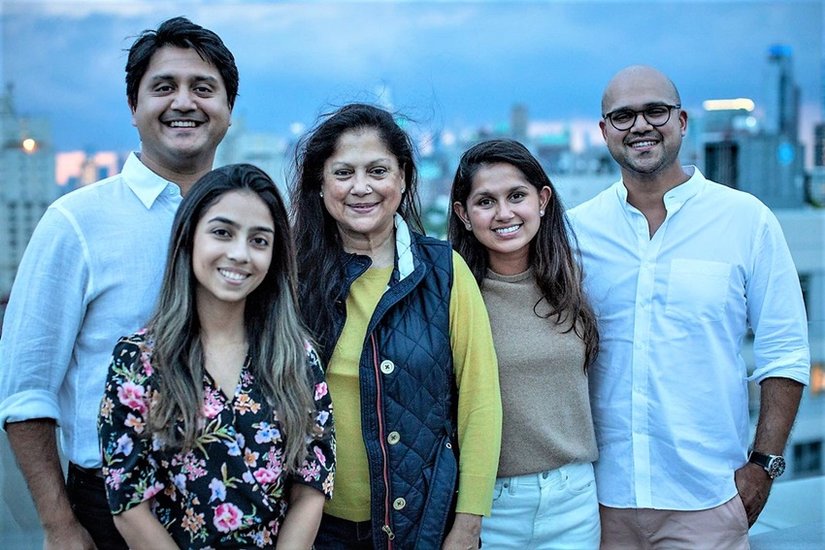 यशोधरा राजे सिंधिया ने लंदन में रहने वाले डॉ. सिद्धार्थ भंसाली के साथ शादी रचाई थी। इस दंपत्ति की तीन संतान है। तीनों पिता के साथ यूएसए में रहते हैं। (यह भी पढ़ें: ज्योतिरादित्य सिंधिया की सबसे बड़ी बुआ के पति से की है शादी, जानिए कौन हैं बिभू कुमारी)