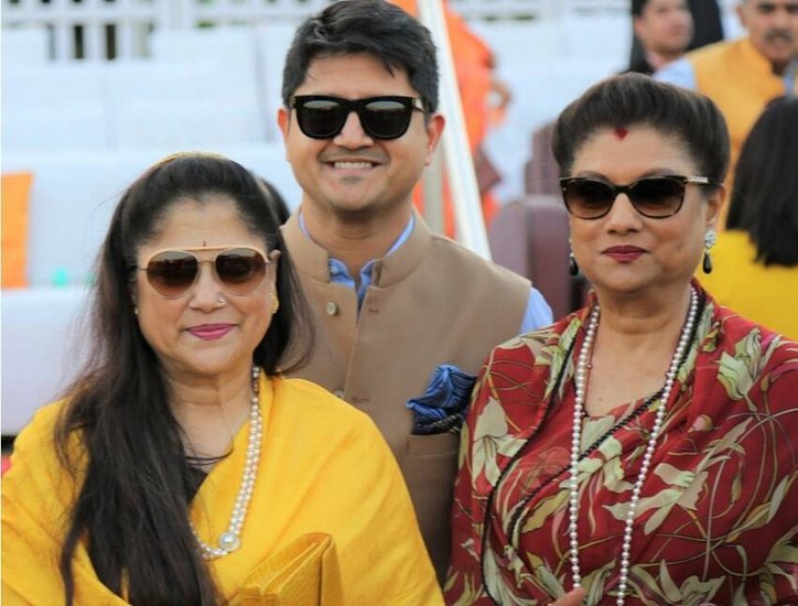 यशोधरा राजे ने ये भी बताया था कि जब मेरी शादी हुई तो मुझे सोने की 6 कटोरी और थालियां गिफ्ट में मिली थीं। सोने चांदी के बर्तनों और अपनी संपत्ति को लेकर यशोधरा ने कहा था कि धनी होने का एक फायदा ये भी है होता है कि वह भ्रष्टाचार से दूर रहता है। ( यह भी पढ़ें: प्रेग्नेंसी में ही हो गया था तलाक, वसुंधरा राजे के बेटे की पिता से 29 साल तक चली लड़ाई )