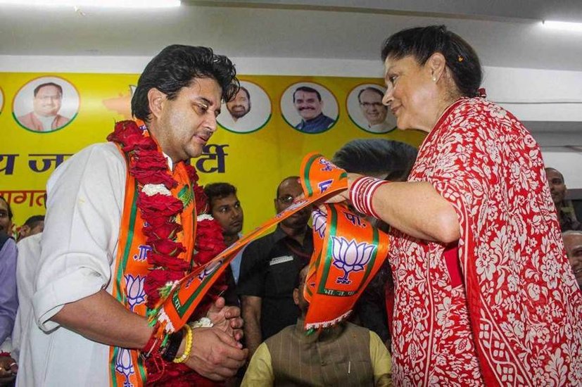 बता दें कि यशोधरा राजे के भतीजे और माधवराव सिंधिया के नाम पर करीब 400 करोड़ से ज्यादा की संपत्ति है। (यह भी पढ़ें: सोने के कप और चांदी के सिगरेट, जानिए ज्योतिरादित्य सिंधिया को विरासत में मिले हैं कैसे और कितने के गहने )