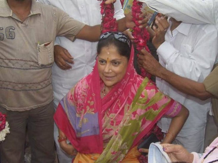 यशोधरा राजे ने तब एनडीटीवी से बात करते हुए बताया था कि जब हम लोग छोटे थे तब जन्मदिन या फिर खास मौकों पर सोने और चांदी के कटोरी और थाली में खाना खाते थे। ये हमारी परंपरा है। ( यह भी पढ़ें: माधवराव सिंधिया से अखिलेश यादव तक, आपस में समधी हैं ये 10 राजनेता )