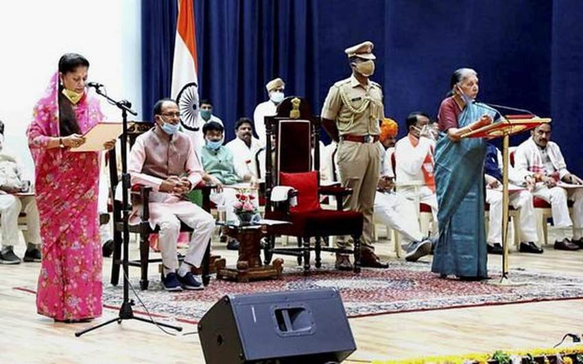 2013 में यशोधरा राजे ने लोकसभा की सदस्यता से इस्तीफा दिया और मध्य प्रदेश में विधानसभा का चुनाव लड़ा। चुनाव जीत वह शिवराज सरकार में मंत्री भी बनीं।  (यह भी पढ़ें: 12वीं पास हैं ज्योतिरादित्य सिंधिया की सबसे छोटी बुआ, जानिए कितनी संपत्ति की मालकिन हैं यशोधरा राजे )