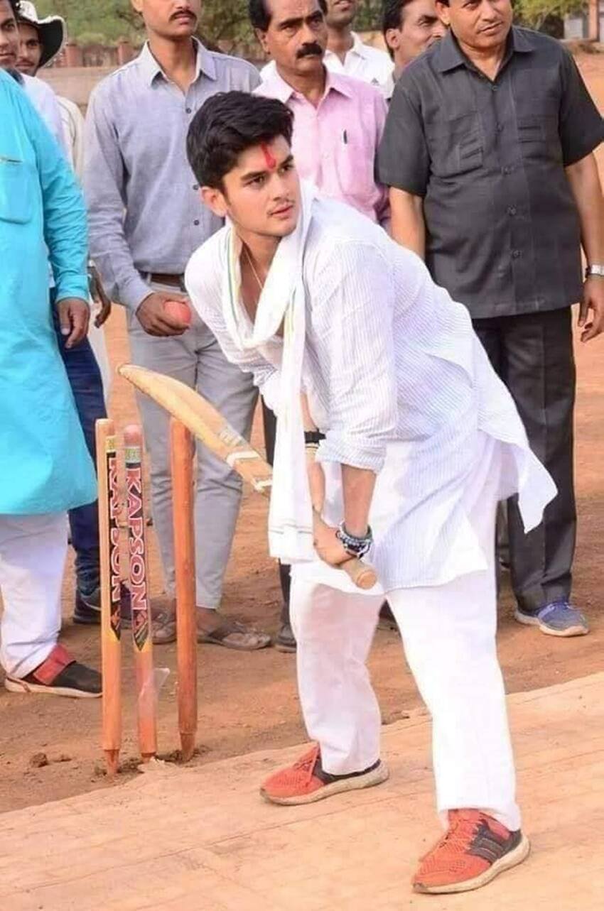 ज्योतिरादित्य सिंधिया के बेटे महाआर्यमान भी क्रिकेट के शौकीन हैं। कई मर्तबे वह क्रिकेट के मैदान में अपना हुनर दिखाते नजर आ चुके हैं। (यह भी पढ़ें: 13 साल की उम्र से पिता के लिए कर रहे चुनाव प्रचार, MBA ग्रेजुएट हैं ज्योतिरादित्य सिंधिया के बेटे )