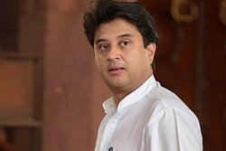 कोरोना के साथ विपक्ष से भी लड़ रहा है देश – बोले ज्योतिरादित्य सिंधिया, लोगों ने कहा- वो डरपोक नहीं आपकी&nbsp;तरह