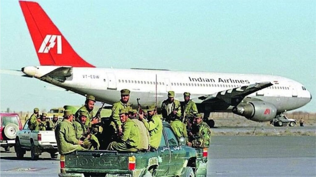 1999 में हुए कंधार विमान अपहरण में भारत सरकार ने आतंकवादियों द्वारा अगवा किए गए यात्रियों को बचाने के लिए जेलों में बंद चरमपंथियों को रिहा किया था। (एक्सप्रेस आर्काइव)