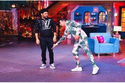 अक्षय कुमार ने ‘बेल बॉटम’ की कामयाबी के लिए छुए कपिल शर्मा के पैर, कॉमेडी किंग ने शेयर की&nbsp;फोटो