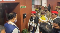 जब विधानसभा के अंदर ही यूपी के डिप्टी सीएम को आइना दिखाने लगे अखिलेश यादव के कार्यकर्ता, फोटो वायरल