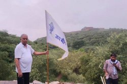 पुलिस को चकमा दे किले में घुस BJP सांसद ने लगा दिया आदिवासी झंडा, अरेस्ट