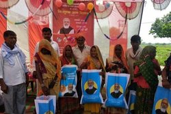 कहानी 15 लाख से शुरू हुई और 2 किलो गेहूं पर आकर अटक गई – पीएम नरेंद्र मोदी ने UP में शुरू की अन्न योजना, ऐसे कमेंट करने लगे&nbsp;लोग