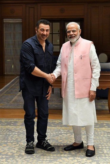 2019 के लोकसभा चुनाव के दौरान सनी देओल ने चुनाव आयोग को जो हलफनामा दिया था उसमें अपनी कुल संपत्ति करीब 87 करोड़ रुपए बताई थी। 