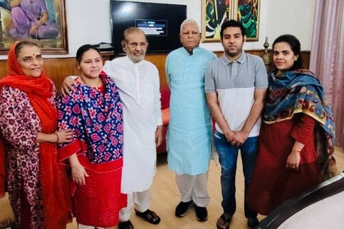 राजद सुप्रीमो लालू प्रसाद यादव ने शरद यादव से उनके 7 तुगलक रोड स्थित आवास पर मुलाक़ात की। इस दौरान लालू यादव की बड़ी बेटी मीसा भारती भी मौजूद रहीं। (फोटो - ट्विटर/@laluprasadrjd) 